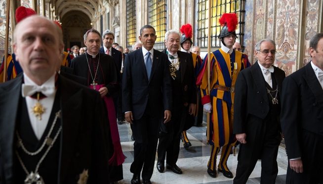 Due domande alle quali Mons. Gänswein non vuole rispondere